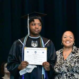 2 happy people holding a diploma